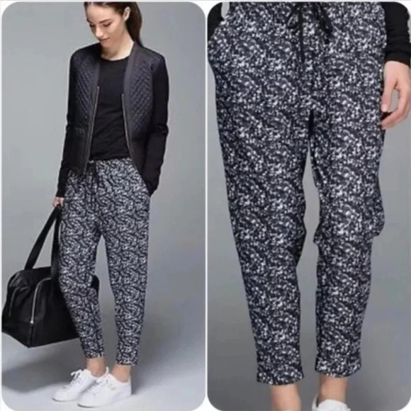 Lululemon‎ Jet Crop Shimmy Shimmer Black / White Women's Size 2 Travel Luxtreme - Picture 1 of 10